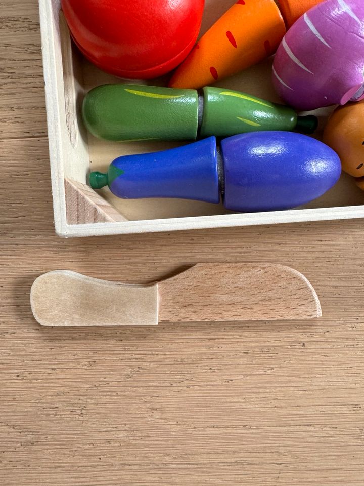 Holzspielzeug Schneidegemüse Kinderküche Klettverschluss Messer in Leipzig