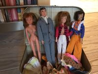 3 Barbie, 1 Ken im Koffer mit div. Zubehör Schleswig-Holstein - Flensburg Vorschau