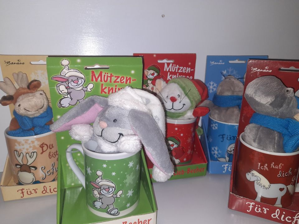 Mützenknirps Tasse m. Plüschtier Hase, Rentier, Katze, Pferd, Rob in Runkel