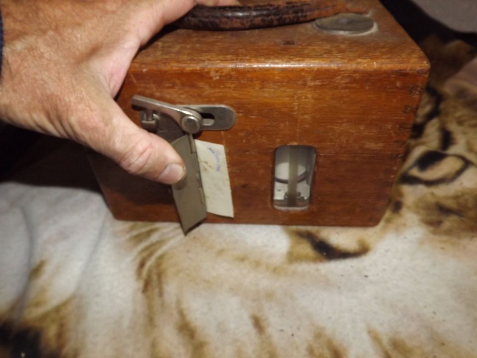 alte Taubenuhr mit Holzgehäuse Taubenuhr mit Schlüssel in Schotten