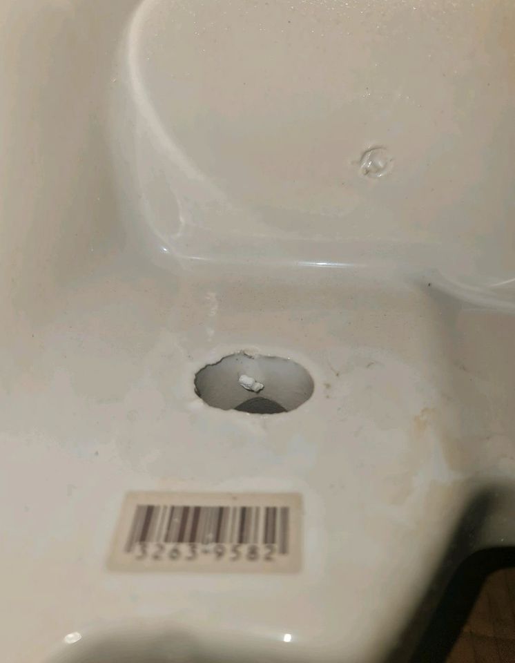 Waschbecken VITRA weiß mit Armatur ohne Stepsel in Espelkamp
