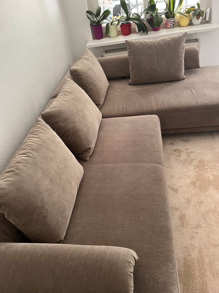 Schöne Couch in Braun mit Hocker in Ettlingen
