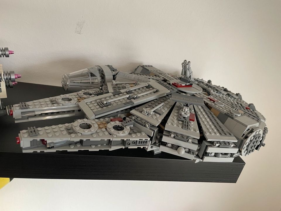 Lego Star Wars 75105 Falcon in Bochum