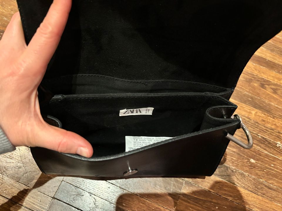 Chice und klassische Crossbody Bag Schultertasche aus Leder in Leipzig