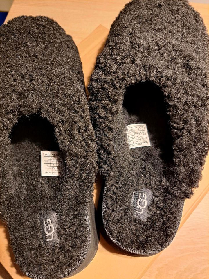 "UGG" neu!!! Gr. 40 black W MAXI CURLY PLATFORM Hausschuh in Hamburg