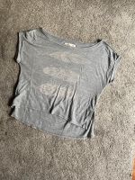 HOLLISTER Crop Top / bauchfreies Shirt mit Feder Print Dresden - Pieschen Vorschau