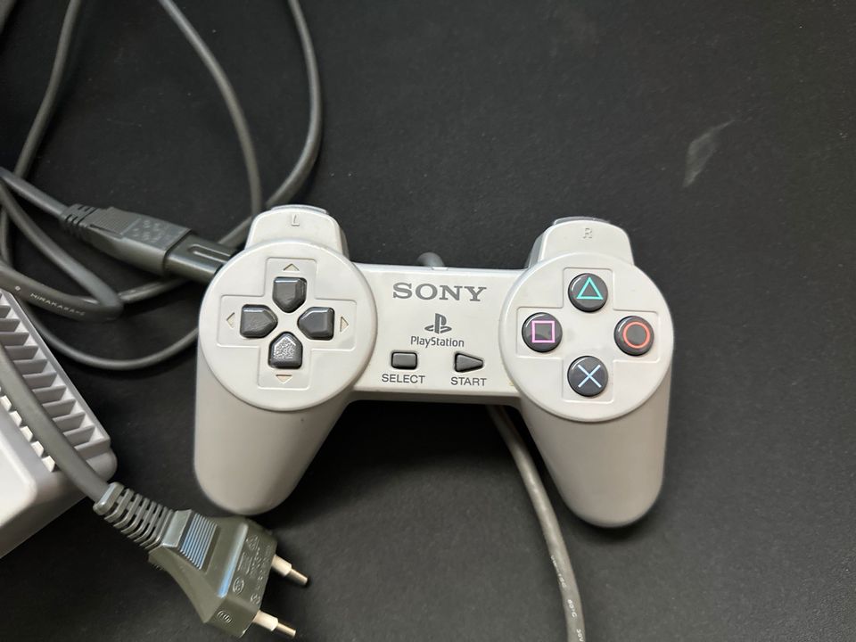 PlayStation 1 mit einem Controller (sehr guter Zustand) in Jüchen