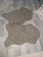 Zwei graue Schafsfellimitate Teppich Niedersachsen - Laatzen Vorschau