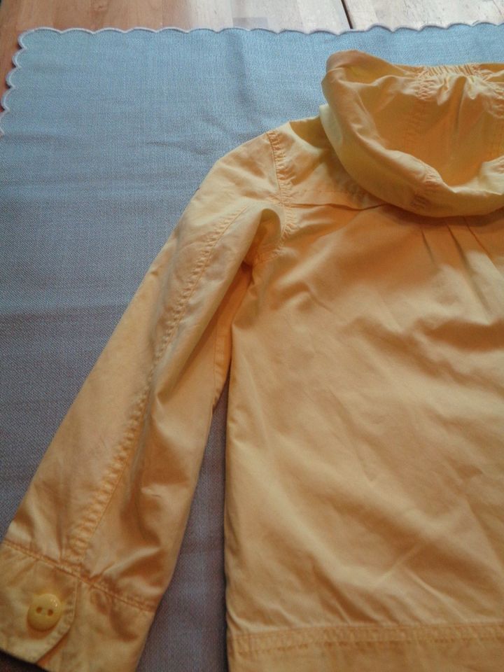 3 tlg. ESPRIT OUTERSHELL JACKE mit KAPUZE und 2 SHIRT GR. 128/134 in Eislingen (Fils)