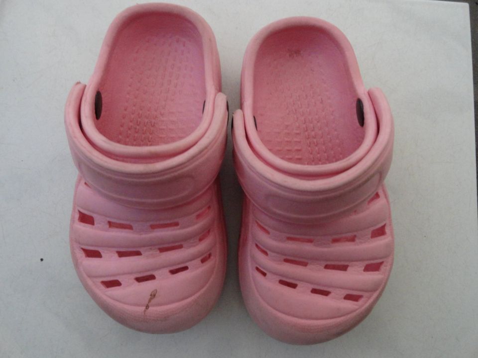 *SCHNÄPPCHEN* Crocs Clogs Schuhe Gr 22 23 Mädchen rosa Badeschuhe in Maintal