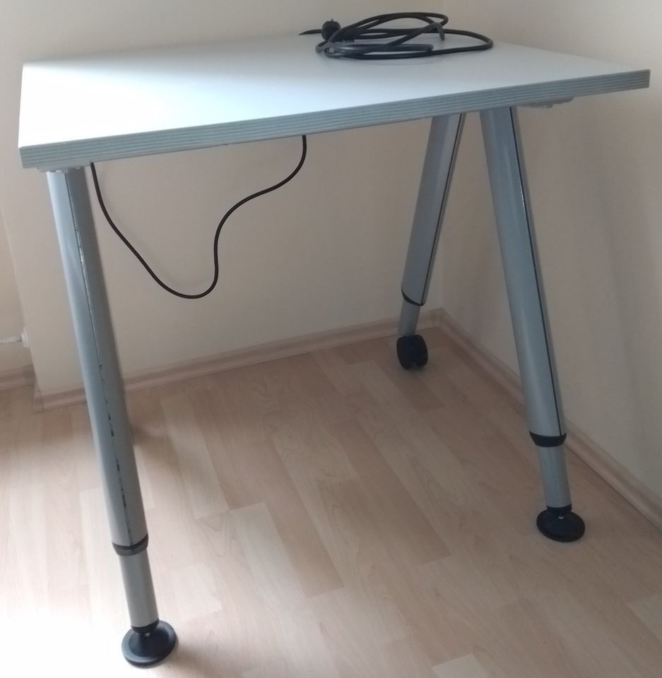 PC-Tisch - Computertisch - Schreibtisch mit Steckdosenleiste in Coburg
