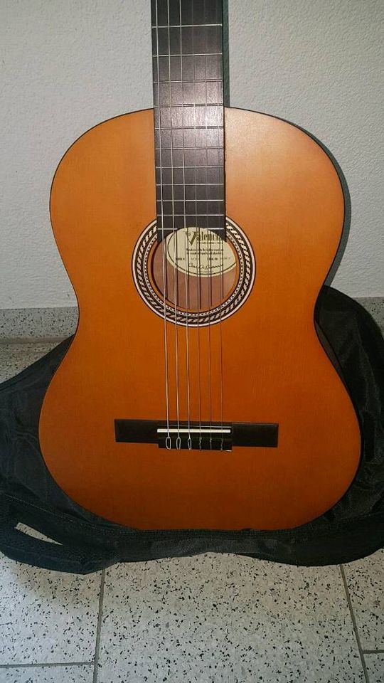 Neuwertige Gitarre mit Tasche in Freiburg im Breisgau