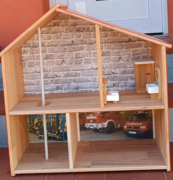 Ikea Flisat Puppenhaus umgebaut zur Feuerwehrwache in Lankau