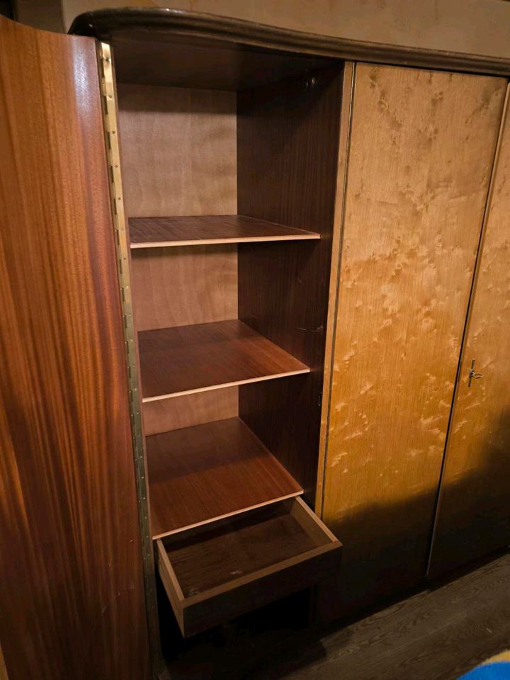 Alter schöner Schlafzimmerschrank in Böhl-Iggelheim