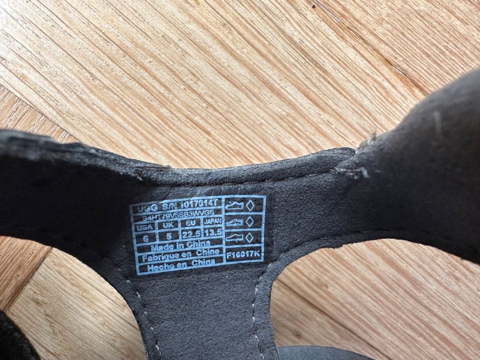 UGG Kinder Sandalen Größe 22 23 sehr leicht in Dresden