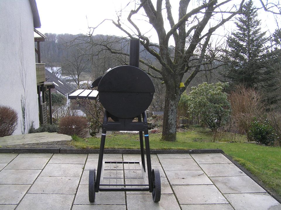 Holzkohle-Grill/Smoker in Lüdenscheid