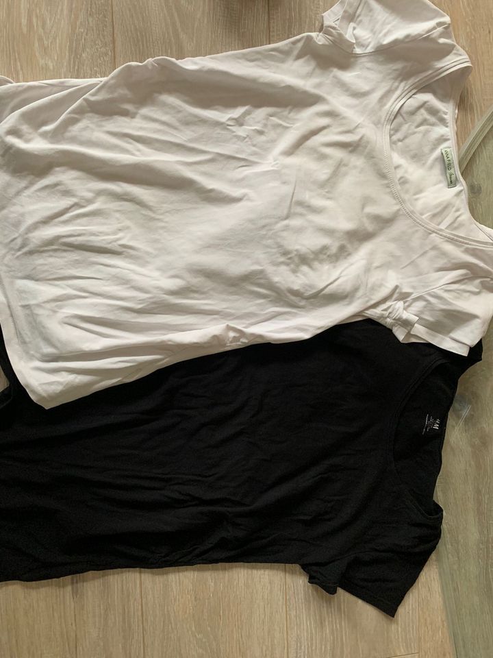 2 T-Shirts weiß & schwarz Schwangerschaftsbekleidung Umstandsmode in Landwehr