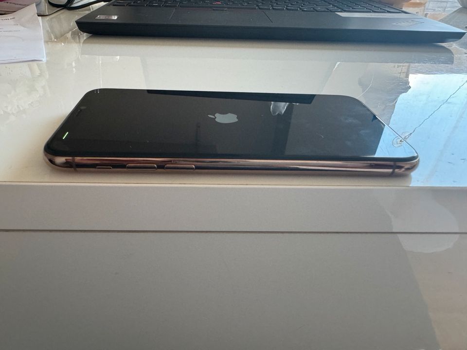 iPhone 11 Pro 256 GB gold mit kleinem Fehler in Display Anzeige in Essen