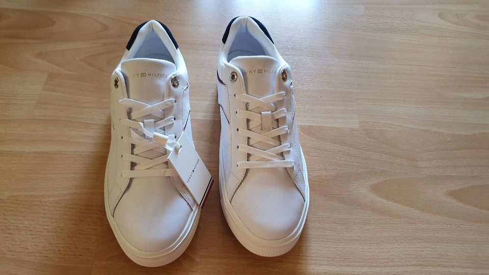 Tommy Hilfiger - Feminin Court Sneaker low Gr.42 - weiß - NEU in Groß-Zimmern