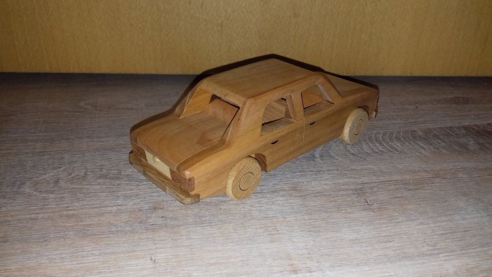 Holzspielzeug Holzauto FSO Polonez Limousine, Maßstab ca. 1:24 in Delitzsch
