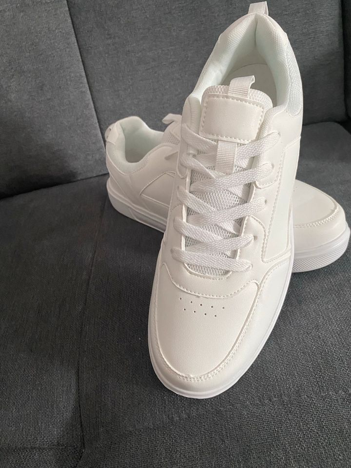 Sneaker weiß 44 Unisex in Döllstädt