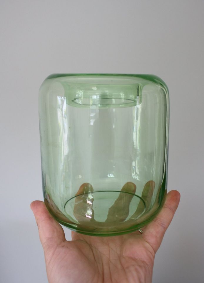 Retro Vase aus grünem Glas für Blumen oder Teelichter in Kreuztal