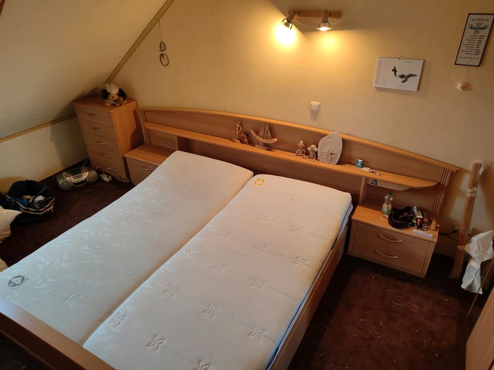 Doppelbett mit Kleiderschrank und Kommode in Arnsdorf