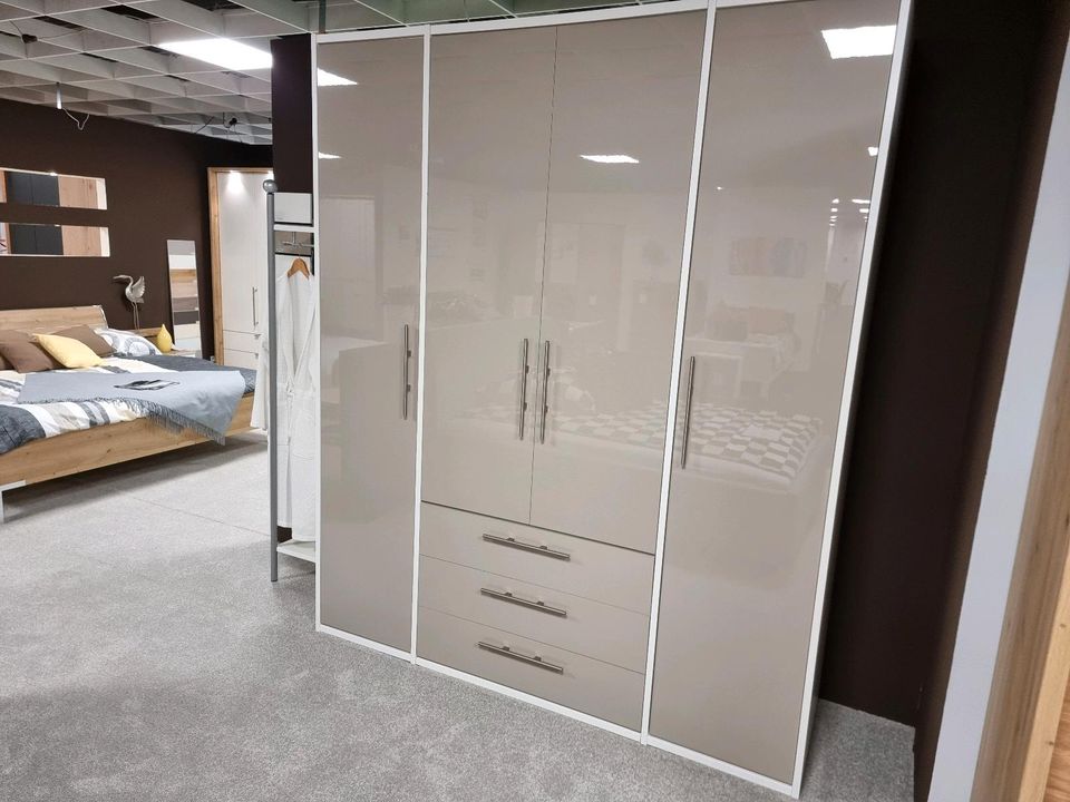 Moderner Kleiderschrank mit Hochglanz-Fronten in Pewsum