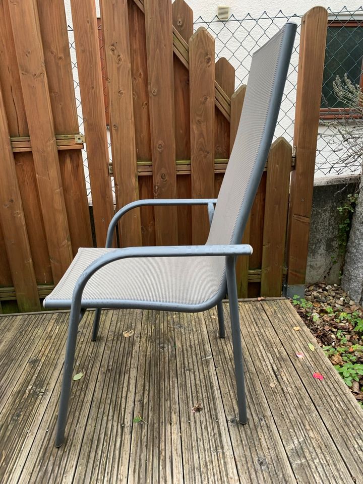 Grauen Gartentisch mit zwei Stühlen in Waiblingen