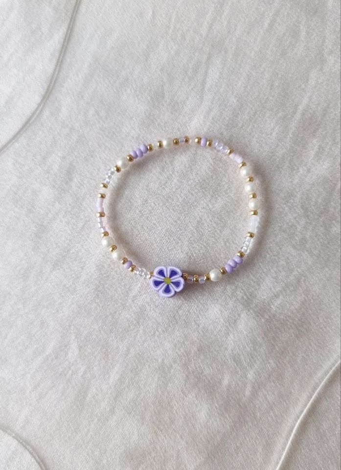 Kinderarmband Blume lila & weiß Perlen Neu mit Gummi in Hannover