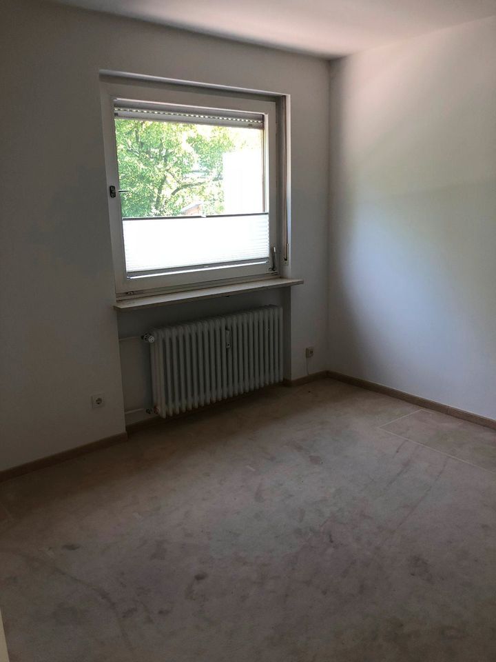 ILIEV IMMOBILIEN: Schön geschnittene und ruhige 5-Zimmer-Dachterrassenwohnung mit Süd-/Westausrichtung in HARLACHING (Harthauser Straße) in München