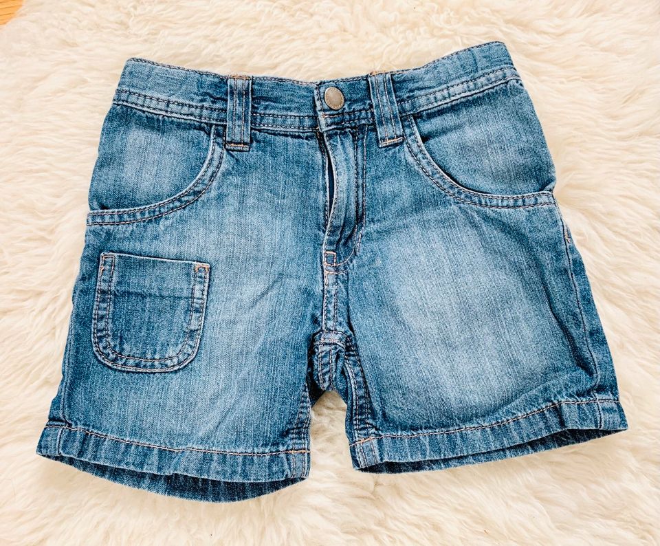 Kurze Jeans Shorts in blau von impidimpi, Gr. 98/104 in Burscheid