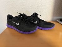 Nike Fitnessschuh für Damen Gr. 38 Schwarz/Lila Nordrhein-Westfalen - Gelsenkirchen Vorschau