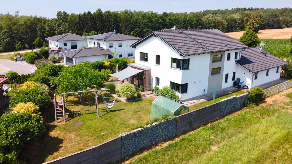 Modern und stilvoll! Außergewöhnliches Traumhaus der Extraklasse mit großem Gartenbereich in Eggenfelden