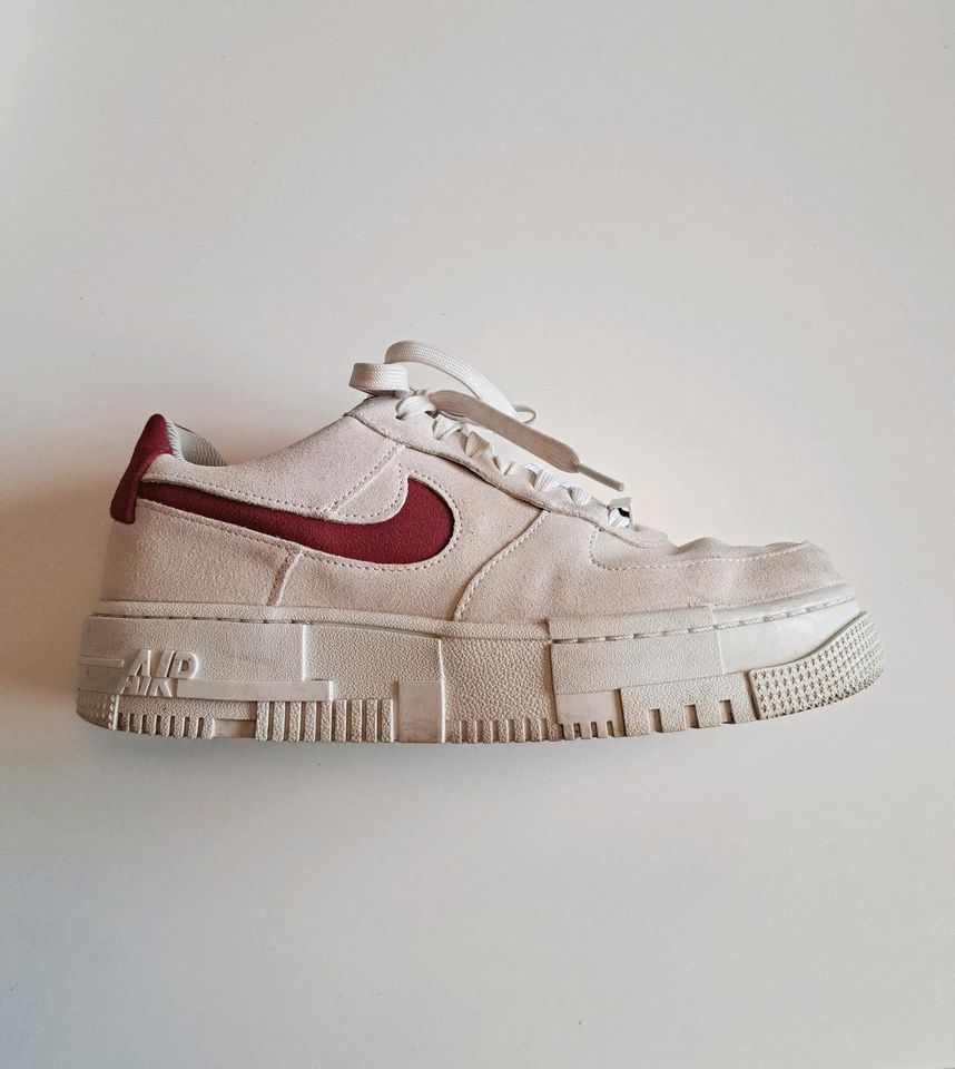 Damen Sneaker Nike Air Force Größe 40 weiß/beige weinroter Haken in Mainz