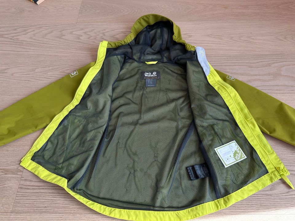 JACK WOLFSKIN Regenjacke Funktionsjacke grün Gr. 140 - neuwertig in Grünwald