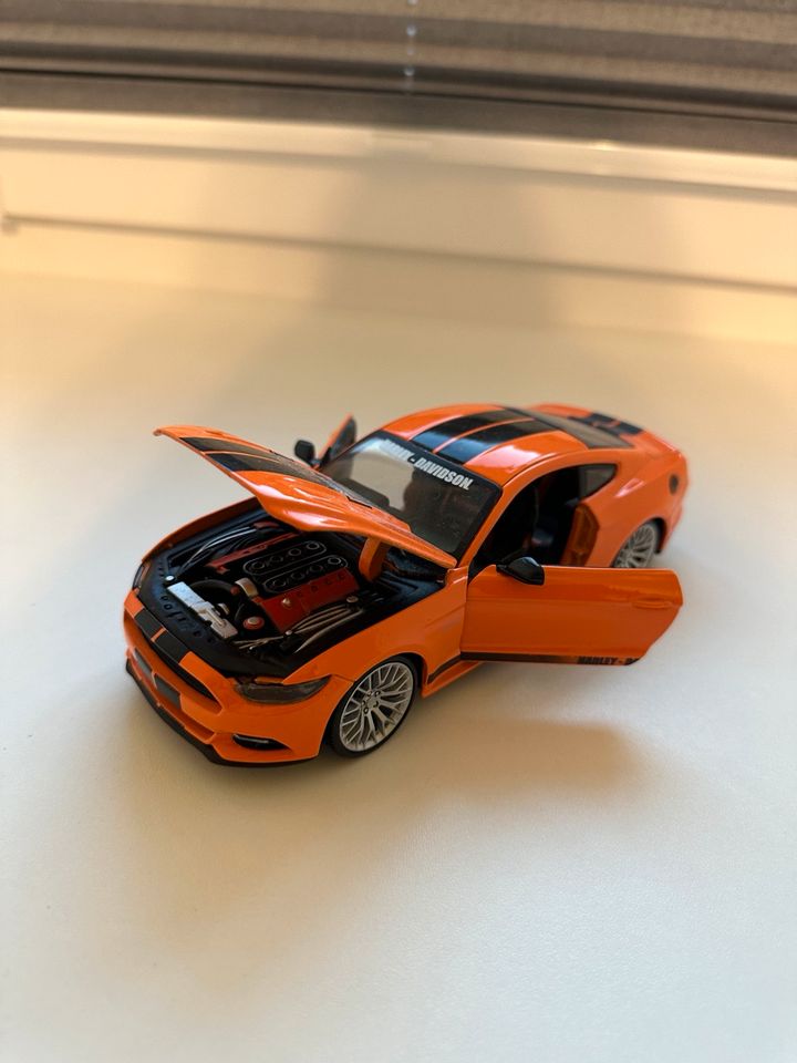 2015 Ford Mustang GT 1/24 Modellauto/Spielzeugauto in Markvippach