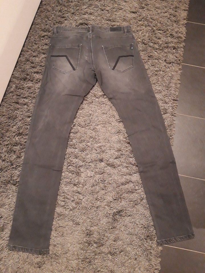 S.OLIVER tolle-dunkelgraue STRETCH-JEANS mit Knöpfe FAST NEU! in Aalen