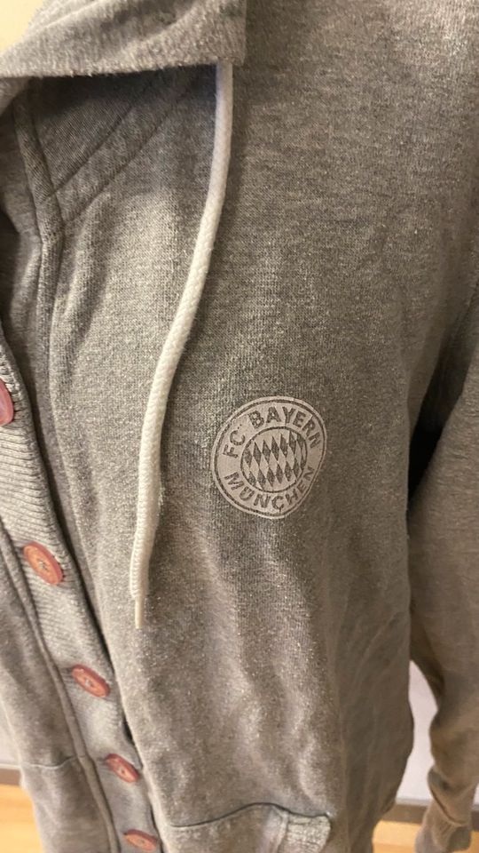 Joggingjacke / Sweatjacke FC Bayern München Damen Größe XXL in Riedstadt