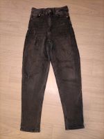 H&M Diveded Jeans Löcher Karotte High Waist schwarz 34 Hessen - Kassel Vorschau