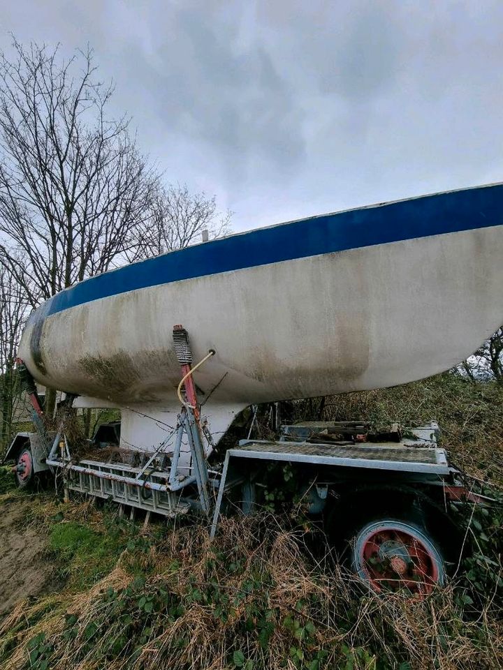 Segelboot mit Anhänger in Essen