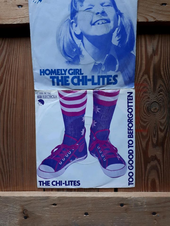 2x The Chi Lites Single Schallplatte Too Good To Be & Homely Girl in Böhl-Iggelheim