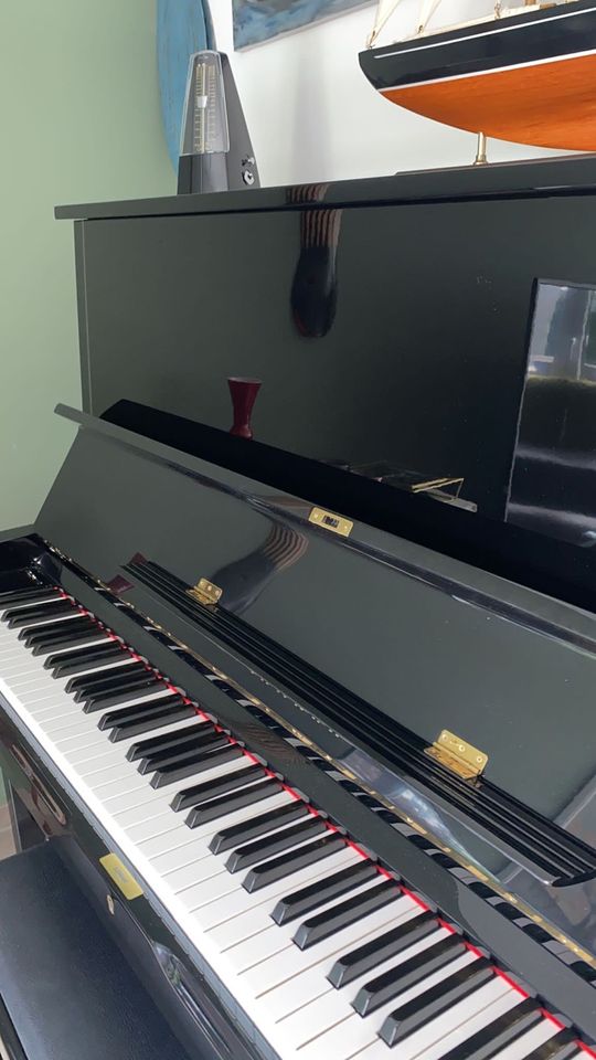 Yamaha Klavier U2 in schwarz Lack in Gütersloh