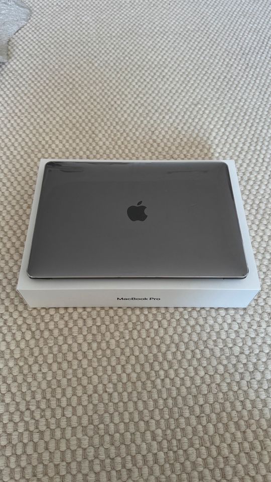 Apple MacBook Pro M1 2020 13“ 512 GB - Graphit schwarz in Massenbachhausen