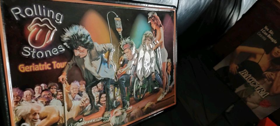 Blechschild mit wölbe Prägung der Figuren Rolling Stones in Langerwehe