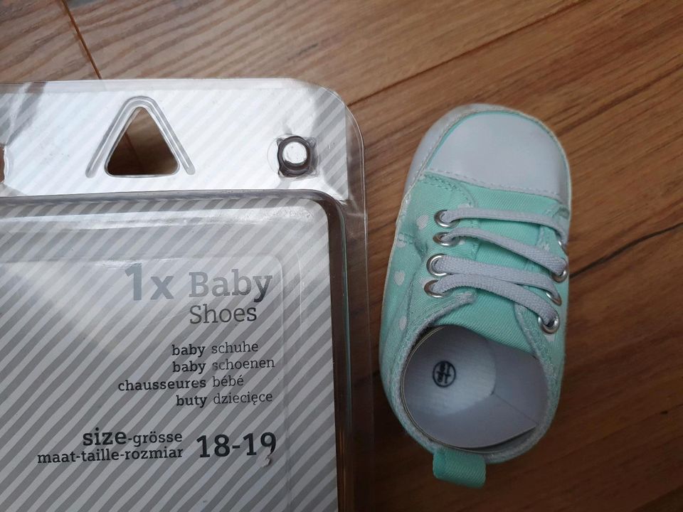 Babyschuhe, Chucks, weiche Sohle, Herzen in Preußisch Oldendorf