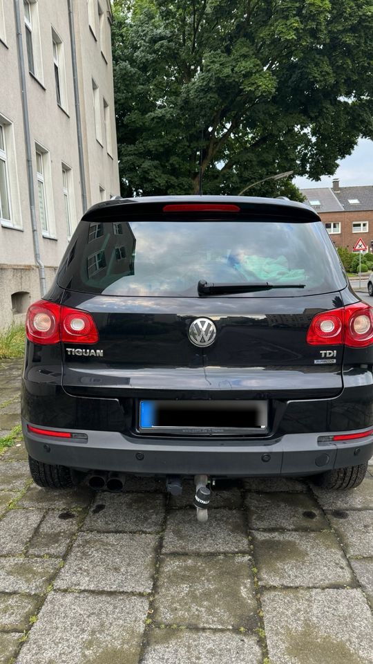 VW Tiguan  2.0 TDI bluemotion suv touareg in Recklinghausen