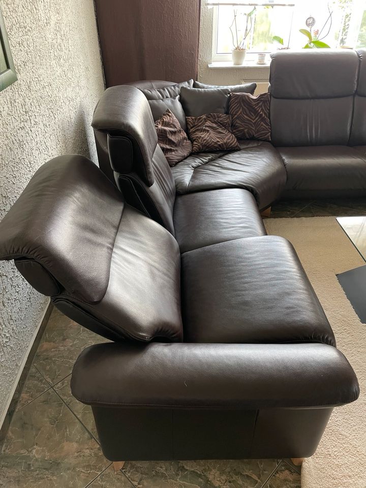 Stressless Couch/Eckcouch/Ledercouch mit Sessel und Hocker in Leipzig