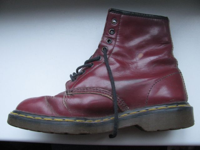 Dr Martens Stiefel 8 Loch, Cherry Red, rot, weinrot, G. 40 / 39 in Flensburg