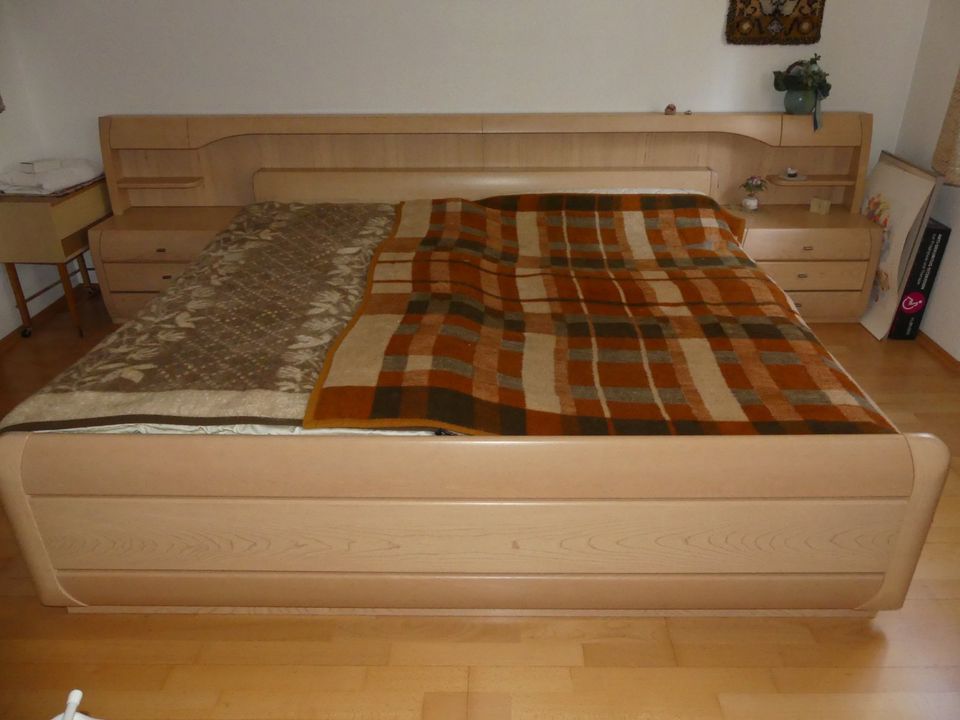 Schlafzimmer komplett  mit 3 Schränken Bett Nachttisch in Massing